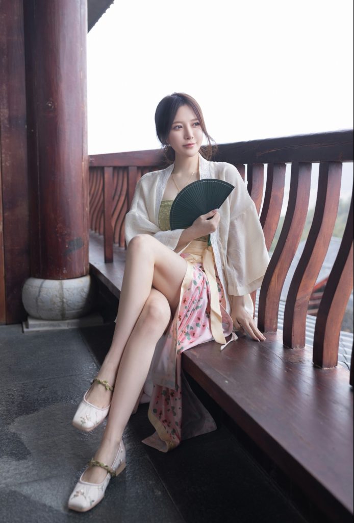 +110 ảnh nude gái xinh Trung Quốc cầm quạt 1 anh nude gai xinh cam quat1 e1665182486443