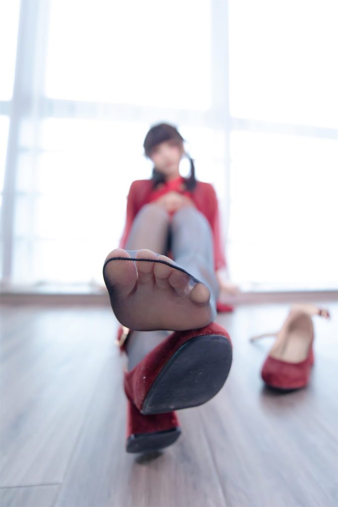 em gai de thuong Trung Quoc mac trang phuc mau do42