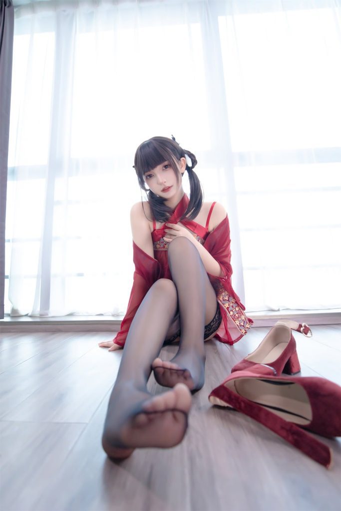 em gai de thuong Trung Quoc mac trang phuc mau do48