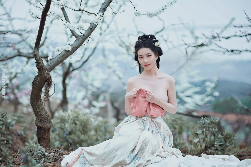 Ảnh nude gái xinh làm dáng khoe vú bên vườn đào 1 Ảnh nude gái xinh làm dáng khoe vú bên vườn đào