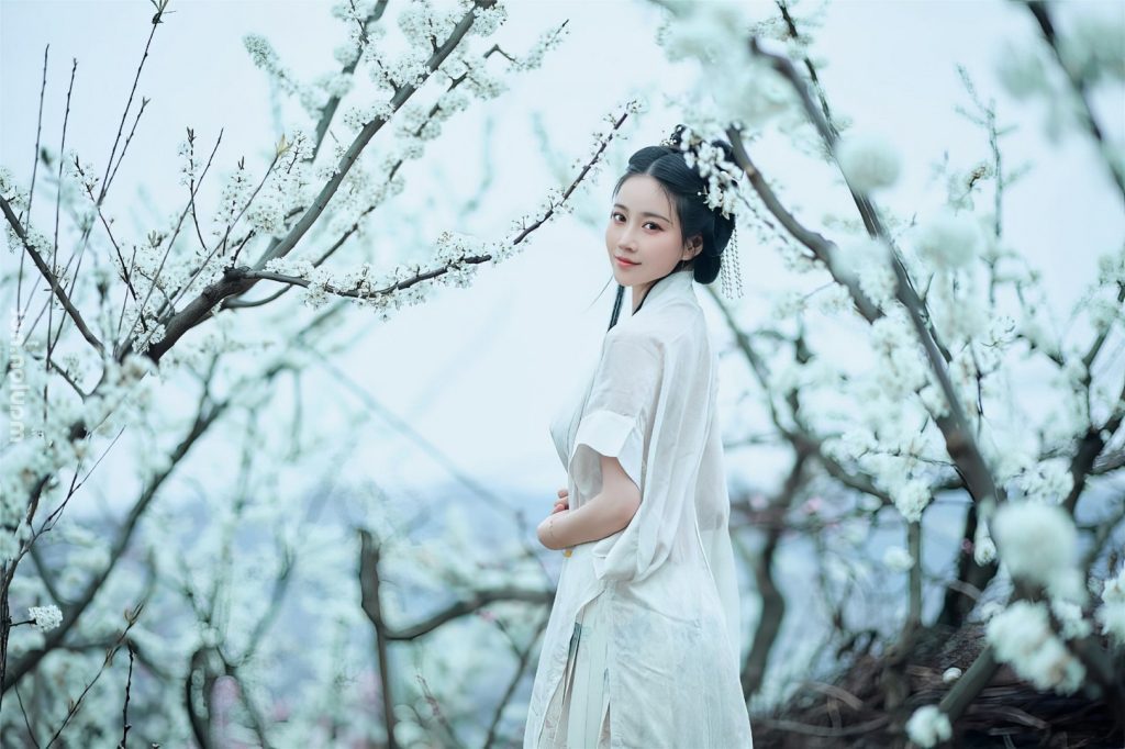 Ảnh nude gái xinh làm dáng khoe vú bên vườn đào 11 Anh nude gai xinh lam dang khoe vu ben vuon dao 11