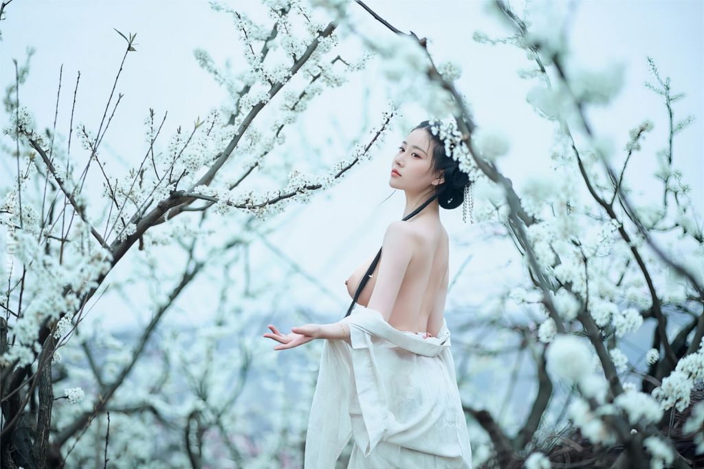 Ảnh nude gái xinh làm dáng khoe vú bên vườn đào 14 Anh nude gai xinh lam dang khoe vu ben vuon dao 14