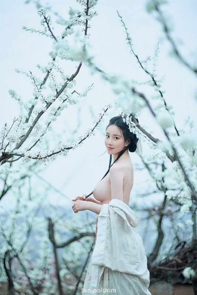 Ảnh nude gái xinh làm dáng khoe vú bên vườn đào 20 Anh nude gai xinh lam dang khoe vu ben vuon dao 20