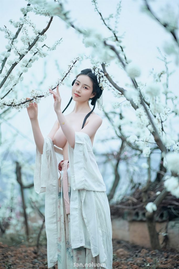 Ảnh nude gái xinh làm dáng khoe vú bên vườn đào 22 Anh nude gai xinh lam dang khoe vu ben vuon dao 22