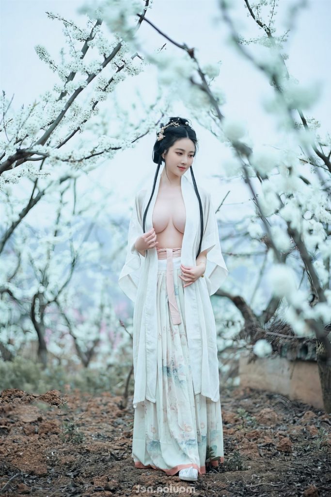 Ảnh nude gái xinh làm dáng khoe vú bên vườn đào 24 Anh nude gai xinh lam dang khoe vu ben vuon dao 24