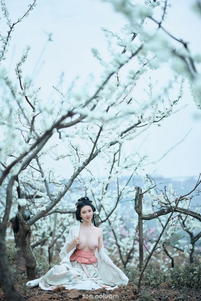 Ảnh nude gái xinh làm dáng khoe vú bên vườn đào 25 Anh nude gai xinh lam dang khoe vu ben vuon dao 25