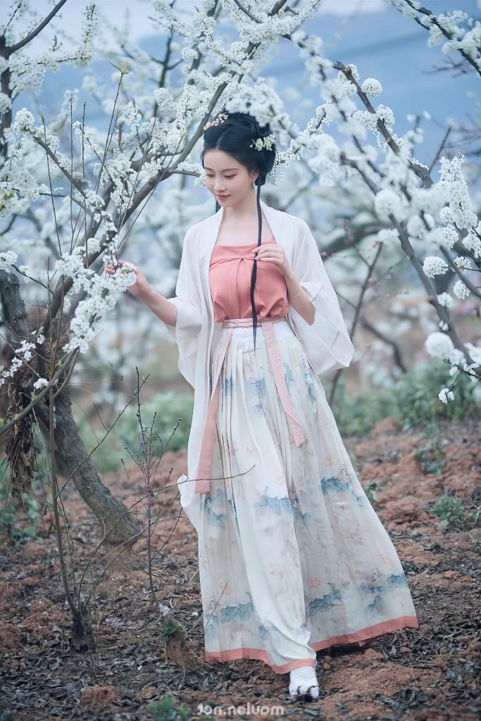 Ảnh nude gái xinh làm dáng khoe vú bên vườn đào 27 Anh nude gai xinh lam dang khoe vu ben vuon dao 27