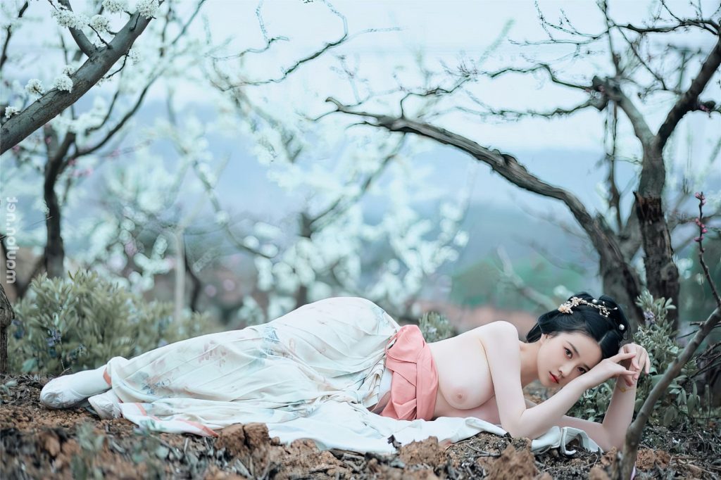 Ảnh nude gái xinh làm dáng khoe vú bên vườn đào 28 Anh nude gai xinh lam dang khoe vu ben vuon dao 28