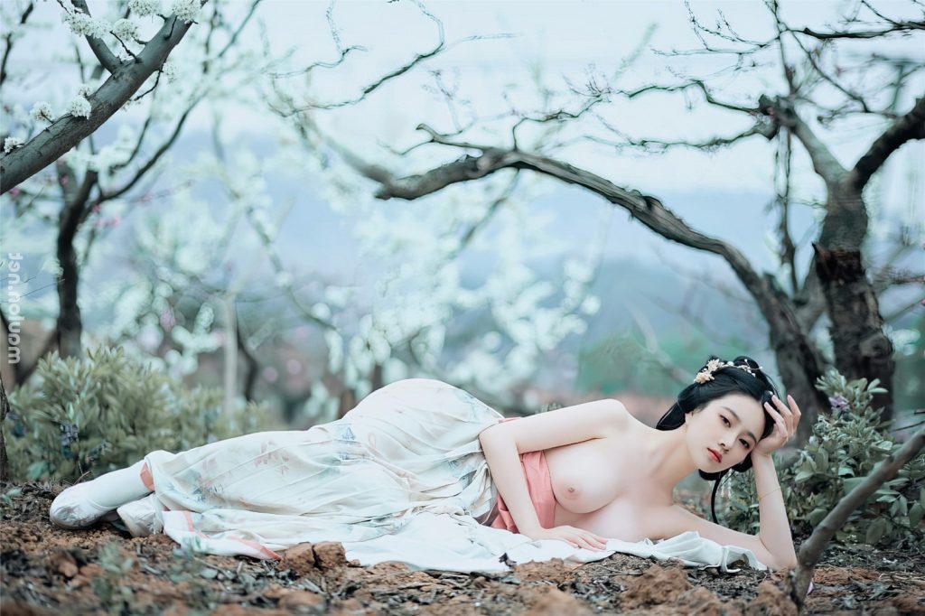 Ảnh nude gái xinh làm dáng khoe vú bên vườn đào 29 Anh nude gai xinh lam dang khoe vu ben vuon dao 29