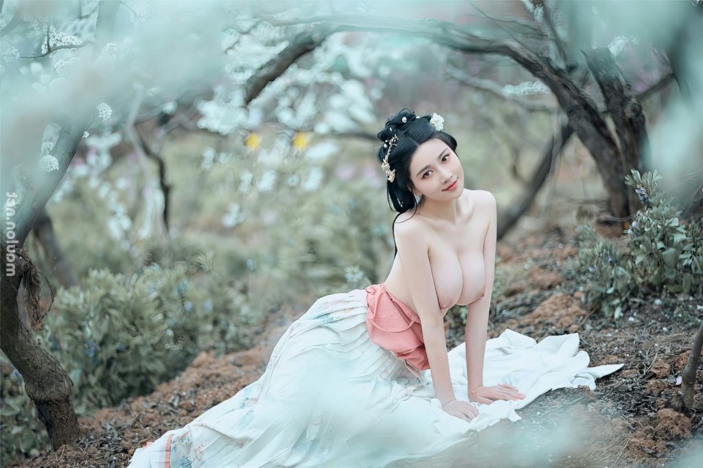 Ảnh nude gái xinh làm dáng khoe vú bên vườn đào 3 Anh nude gai xinh lam dang khoe vu ben vuon dao 3