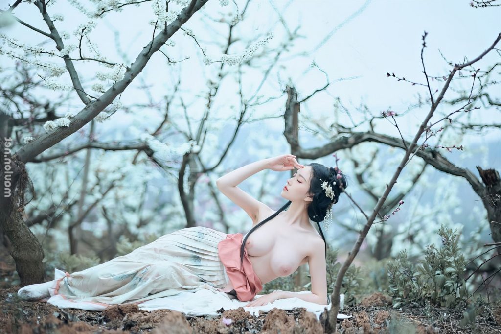 Ảnh nude gái xinh làm dáng khoe vú bên vườn đào 4 Anh nude gai xinh lam dang khoe vu ben vuon dao 4