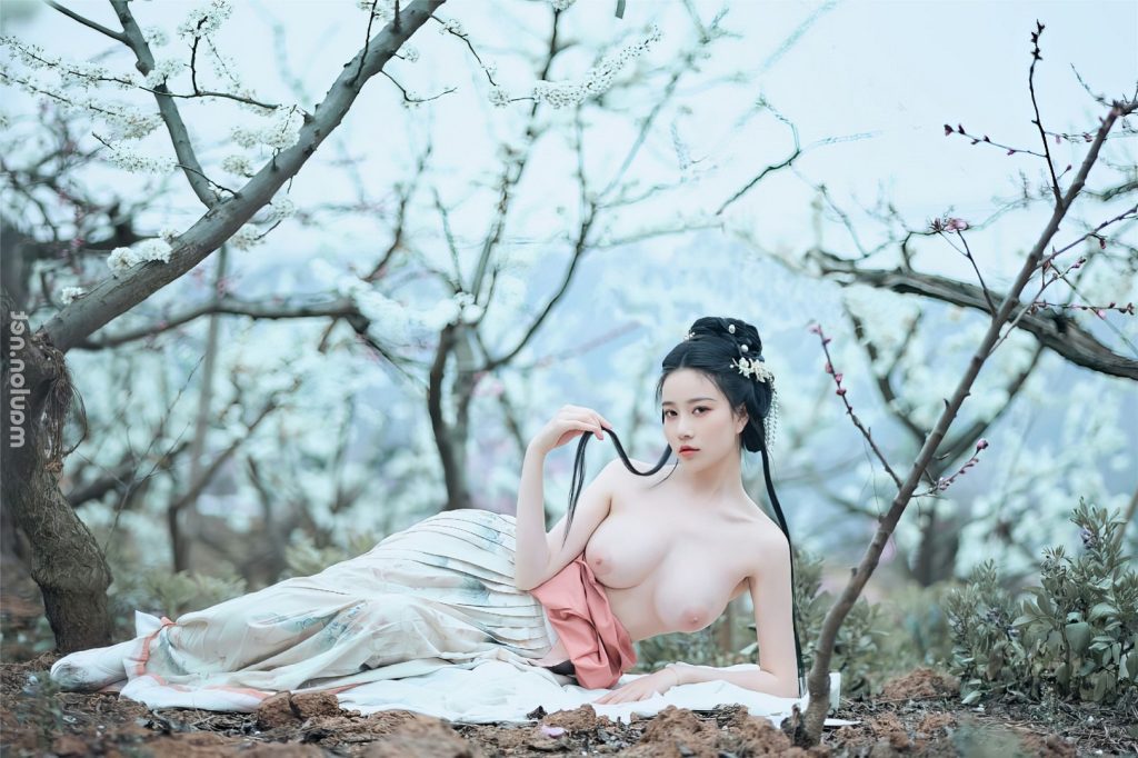 Ảnh nude gái xinh làm dáng khoe vú bên vườn đào 5 Anh nude gai xinh lam dang khoe vu ben vuon dao 5