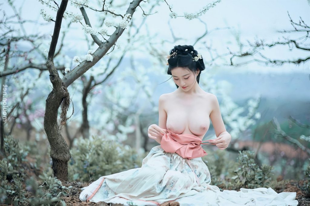 Ảnh nude gái xinh làm dáng khoe vú bên vườn đào 7 Anh nude gai xinh lam dang khoe vu ben vuon dao 7