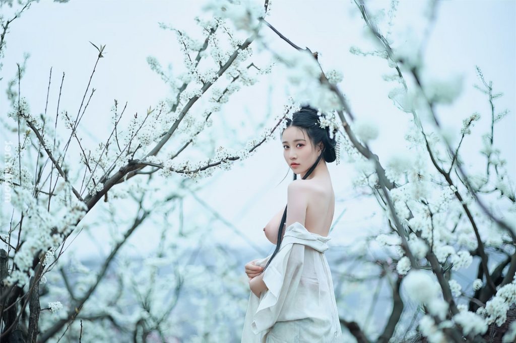 Ảnh nude gái xinh làm dáng khoe vú bên vườn đào 8 Anh nude gai xinh lam dang khoe vu ben vuon dao 8